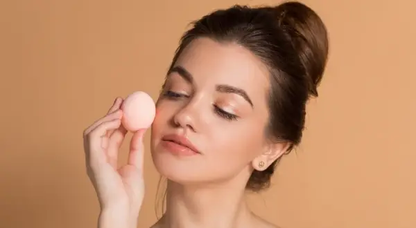 Jak używać gąbki do makijażu? Perfekcyjny makijaż bez smug!